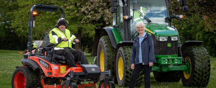 Cllr McEwan and Dougie Jenks, Chargehand in Renfrew promoting the grass cutting programme