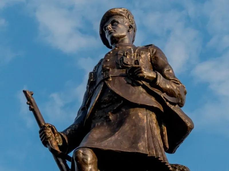 War memorial statue in Johnstone town centre